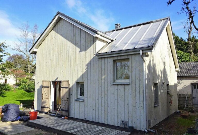 Le prix d'une isolation extérieure pour une maison de 100m² (entre 15 000 et 30 000 € pour réaliser l’isolation de ses murs extérieurs. Un coût qui peut être allégé grâce aux nombreuses aides financières disponibles.)