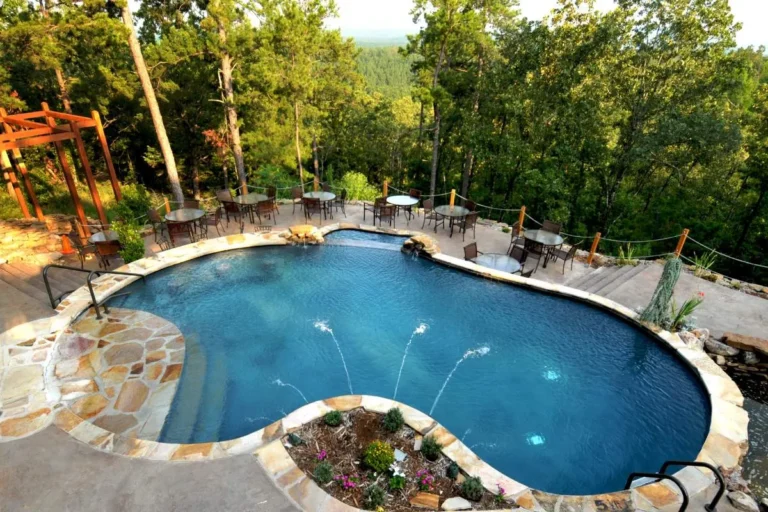 quel-arbre-ne-pas-planter-pres-dune-piscine