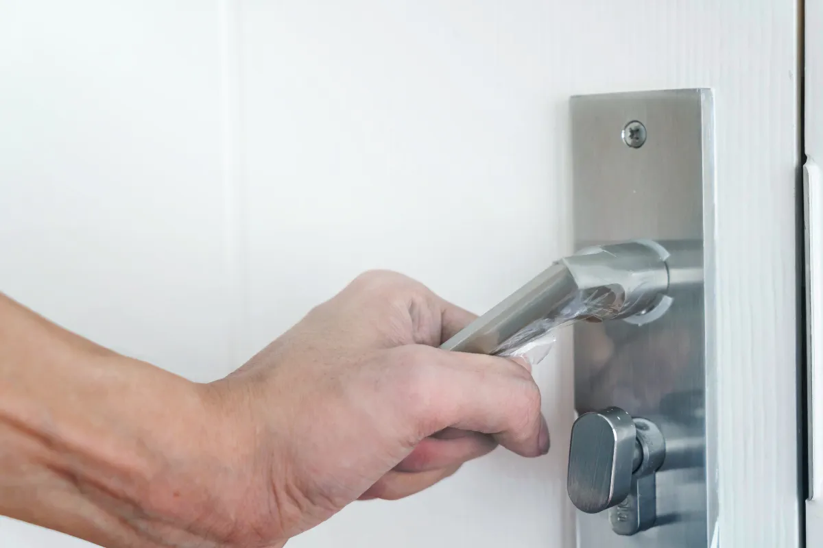 poignee-de-porte-impossible-a-enlever-solutions-pratiques
